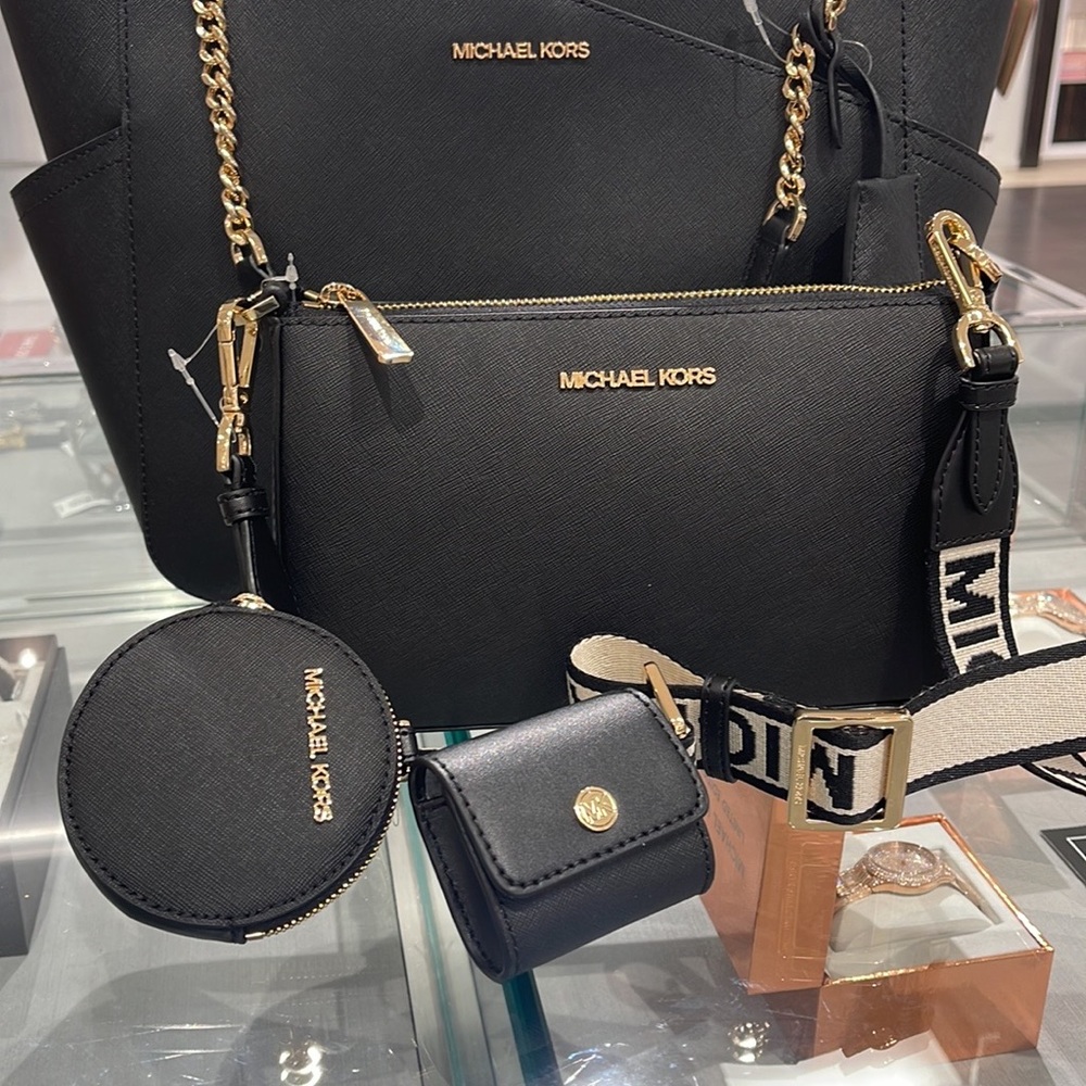 MICHAEL KORS
Jet Set Saffiano Leather Crossbody Bag with Case for Airpods Pro® - Picture 10 of 16